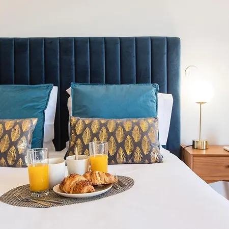 Central Studio W/ Ac, Views & Balcony By Lovelystay *