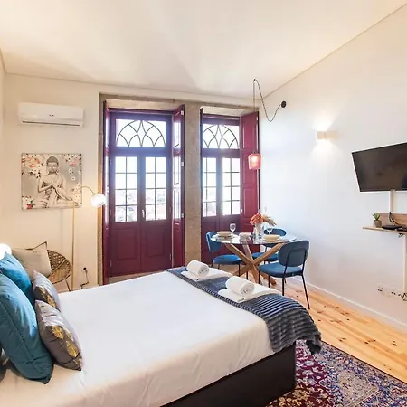 Central Studio W/ Ac, Views & Balcony By Lovelystay