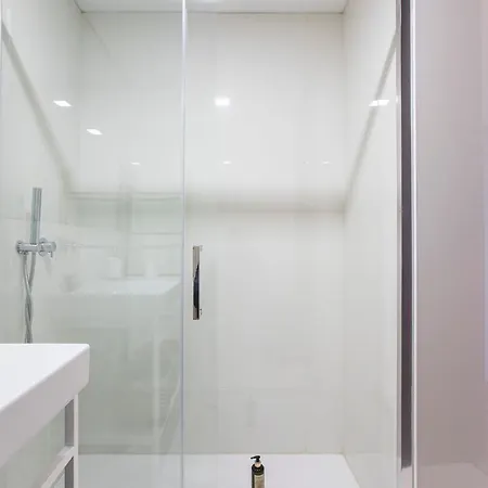 Apartment Central Studio W/ Ac, Views & Balcony By Lovelystay *