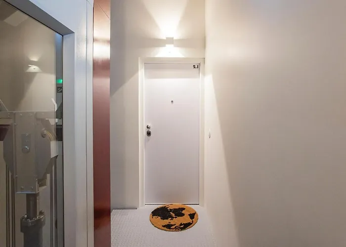 Central Studio W/ Ac, Views & Balcony By Lovelystay *