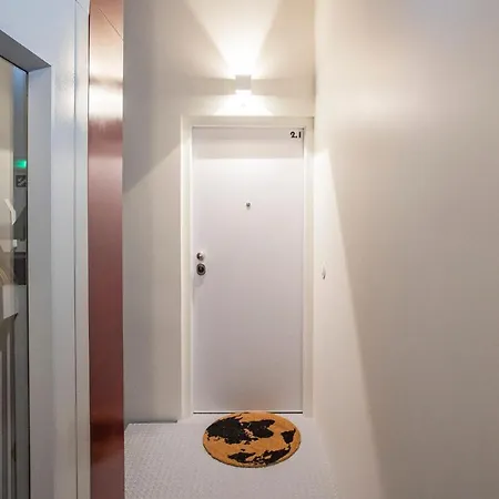 Central Studio W/ Ac, Views & Balcony By Lovelystay *