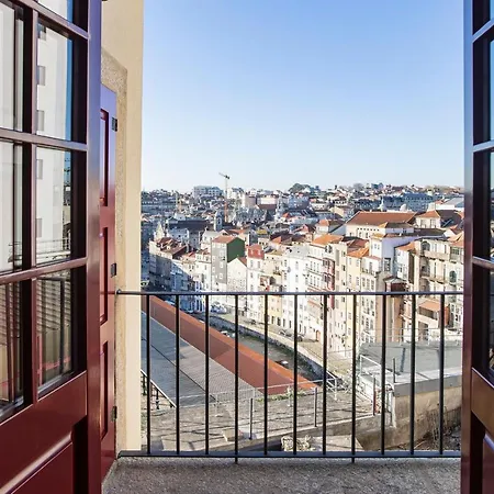 Apartment Central Studio W/ Ac, Views & Balcony By Lovelystay