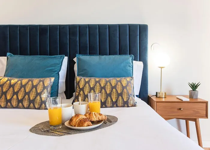 Central Studio W/ Ac, Views & Balcony By Lovelystay *