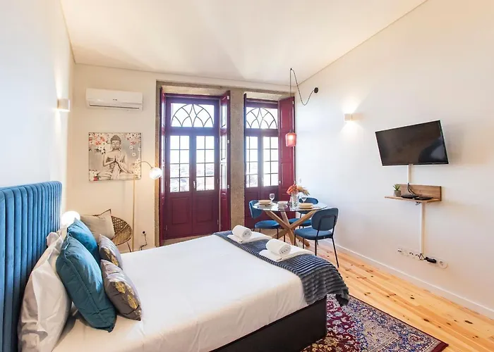 Central Studio W/ Ac, Views & Balcony By Lovelystay