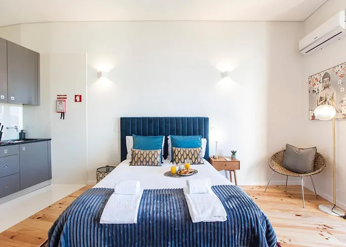 Central Studio W/ Ac, Views & Balcony By Lovelystay